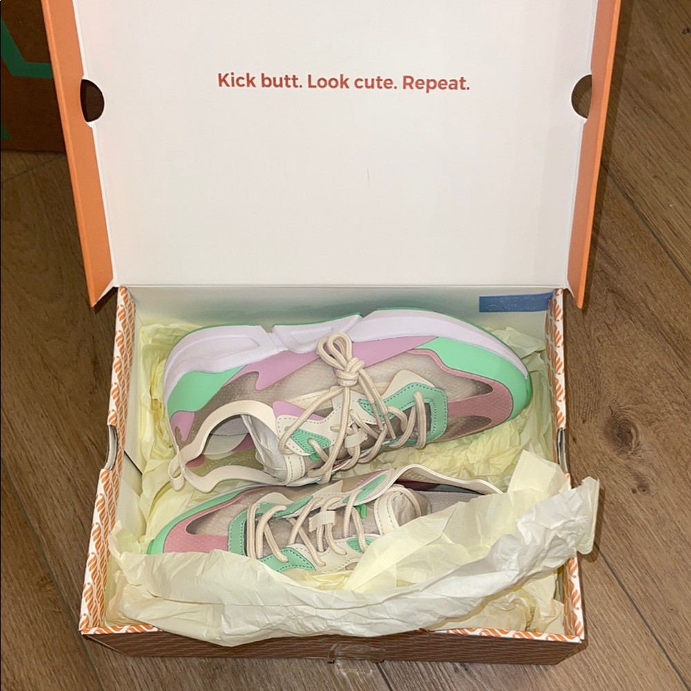 Women’s Multicolor Athletic Sneakers 7.5